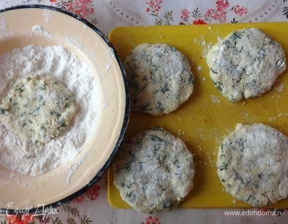 От теста отщипывать небольшие кусочки. Скатать из них шарики диаметром примерно 2,5–3 см. Шарики обвалять в муке и расплющить в лепешку.