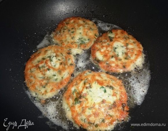Перевернуть лепешки на другую сторону и обжарить также до золотистой корочки.
