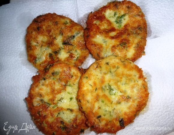 Готовые лепешки выложить на бумажное полотенце, чтобы впиталось лишнее масло. Лепешки будут сначала очень мягкими, по мере остывания слегка затвердеют.