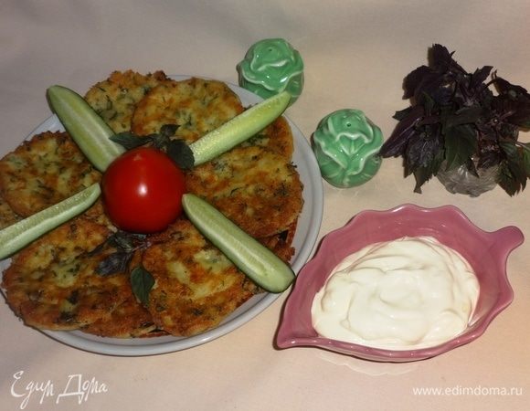 Лепешки готовы. К ним хорошо подать свежие овощи и зелень. В качестве соуса можно использовать сметану или майонез с чесноком, или вместе сметану с майонезом и также чесноком, или любой другой соус по вашему желанию. Собираемся дружной компанией и болеем за чемпионов! Вперед, к победе!