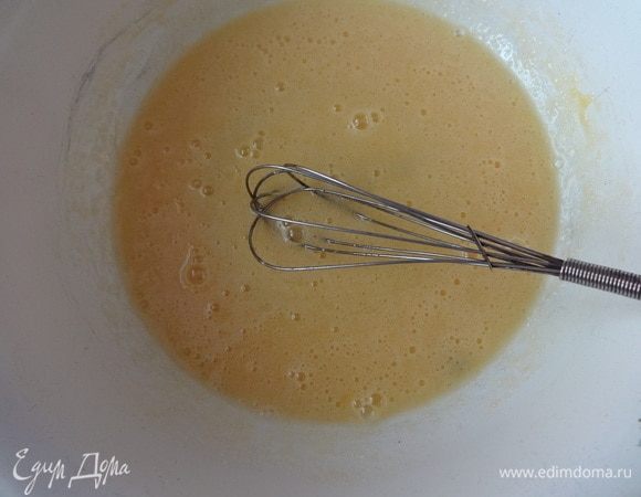 Яйца взбить с сахаром, солью и ванилином.