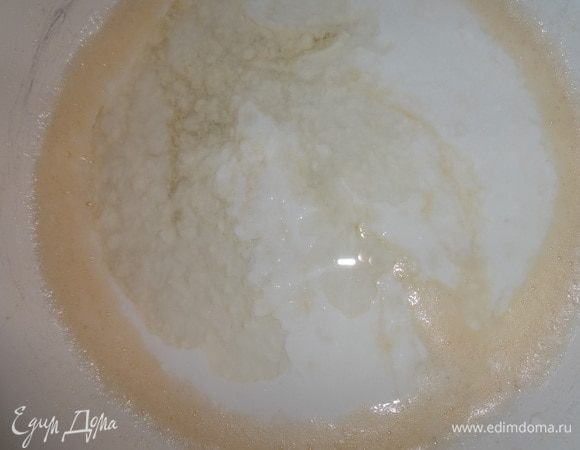 Добавить кефир и растительное масло, перемешать.