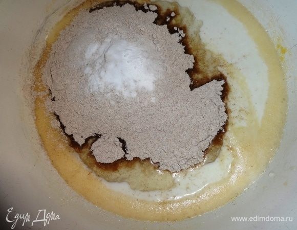 Всыпать просеянную ржаную муку с содой и замесить тесто.