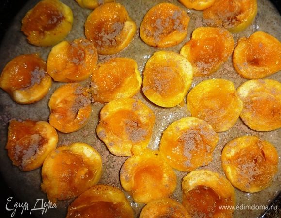 Форму смазать растительным маслом. Выложить в форму 2/3 теста. На тесто выложить половинки абрикосов срезами вверх, не доходя небольшое расстояние до краев формы. Посыпать абрикосы молотой корицей.