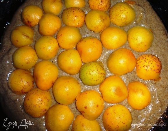 На абрикосы выложить оставшееся тесто. Сверху разложить половинки абрикосов срезом вниз.