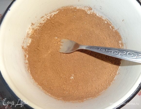 Далее приготовить штрейзель. Для этого соединить сахар, какао-порошок.