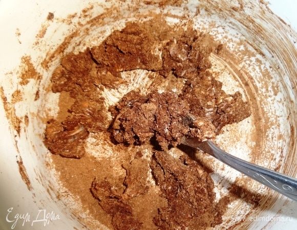 Далее добавить холодное масло, перетереть. Всыпать муку и также растереть, можно руками. В идеале должна получиться крошка. Но у меня в кухне было очень жарко, т. к. варилось варенье, и крошка быстро таяла. Ее можно было положить в холодильник или в морозилку, чтобы масса застыла, и потом растереть ее в крошку. Но времени было в обрез, пришлось использовать полурастаявший штрейзель. Я добавила немного больше муки.