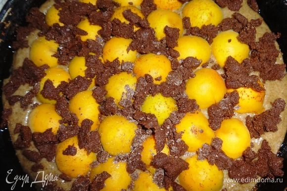 Распределить штрейзель на пироге между абрикосами. Поставить пирог в духовку, разогретую до 180°C и выпекать 35–40 мин. Вынуть форму с пирогом из духовки, дать пирогу немного остыть в форме.