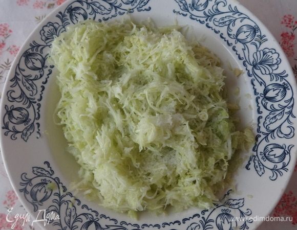 Кабачки вымыть, обсушить, натереть на мелкой терке. Посыпать небольшим количеством соли, перемешать и дать постоять 15 мин.