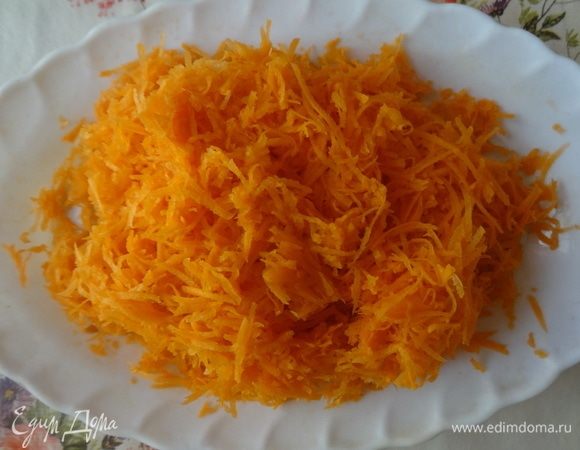 Морковь вымыть, обсушить и натереть на мелкой терке.