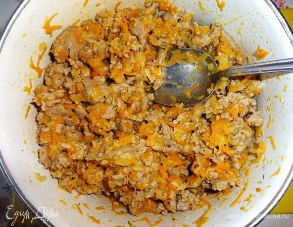 Добавить обжаренный фарш к моркови и луку, перемешать.