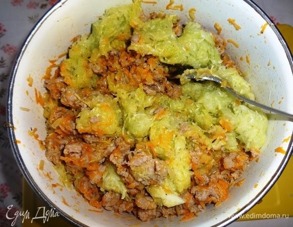 Кабачки отжать от выделившегося сока. Добавить кабачки к мясо-овощной массе, также перемешать.
