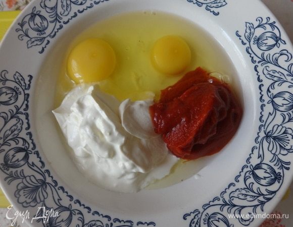 Приготовить заливку. Для этого соединить сметану, яйца, томатную пасту, перемешать до однородного состояния. Я вначале хотела положить 2 яйца в заливку, но глядя на то, что фарш получился достаточно сочный, потом добавила еще одно яйцо.