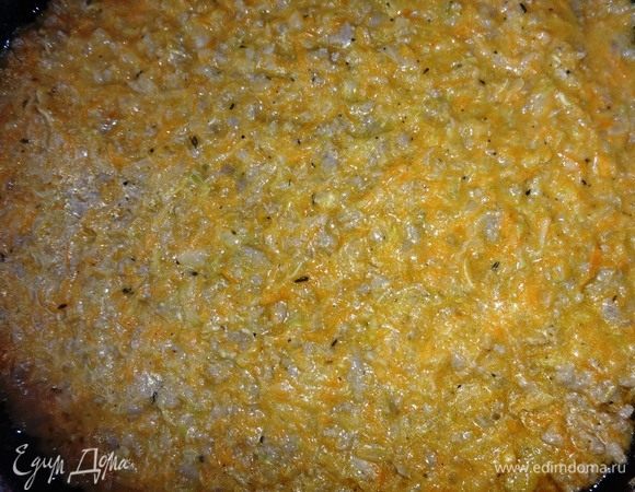 Форму смазать растительным маслом. Выложить массу для запекания, слегка утрамбовать.