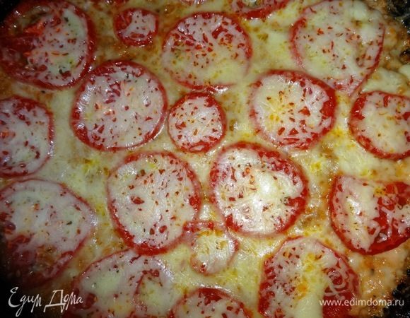 Сыр натереть на мелкой терке. За 5–7 мин. до готовности вынуть форму из духовки, посыпать запеканку сыром и поставить обратно до конца приготовления. Вынуть запеканку из духовки, немного остудить. В процессе приготовления выделился еще сок, несмотря на то, что кабачки отжимали. Если будете готовить это блюдо, то готовьте в такой форме, которую можно подать сразу на стол. Я готовила в старой сковородке, поэтому пришлось немного повозиться, чтобы аккуратно перенести запеканку на блюдо.