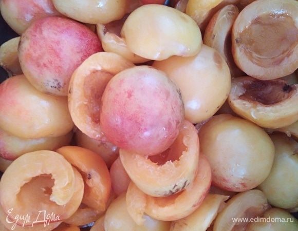 Абрикосы хорошо вымыть, разрезать пополам, удалить косточки.