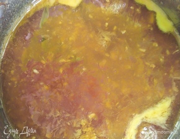 На конечном этапе джем начнет немного густеть и цвет будет ярким и красивым.