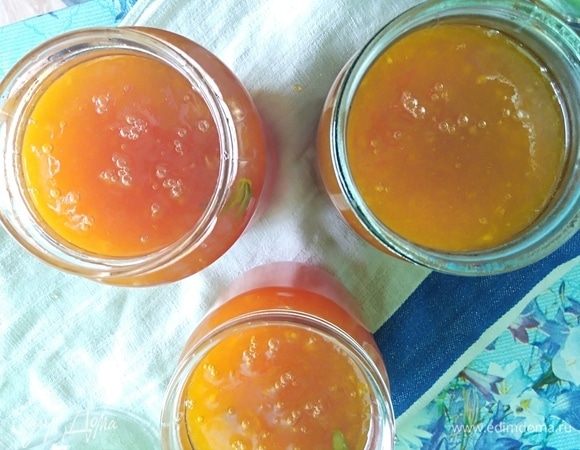 Разложить джем по чистым стерилизованным банкам, накрыть крышками. Хранить в прохладном месте.