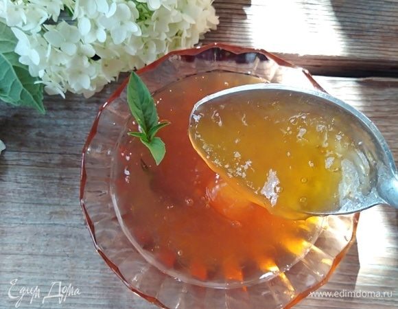 После охлаждения джем станет гуще. А какой янтарный цвет!