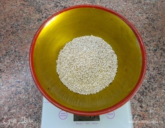 В соответствии с инструкцией на пакете с крупой мы ее хорошо промываем.