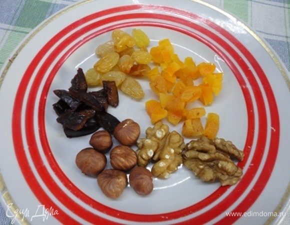 Этого количества сухофруктов и орехов достаточно для двух порций. Сухофрукты нарезаем, а орехи измельчаем ножом.