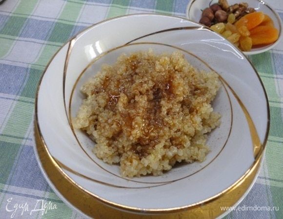 Готовую крупу посыпаем корицей, поливаем медом и оливковым маслом.