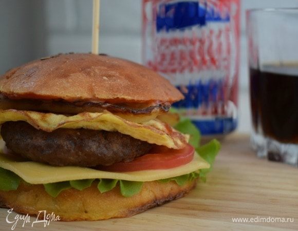 Закрыть булкой, смазанной йогуртом.