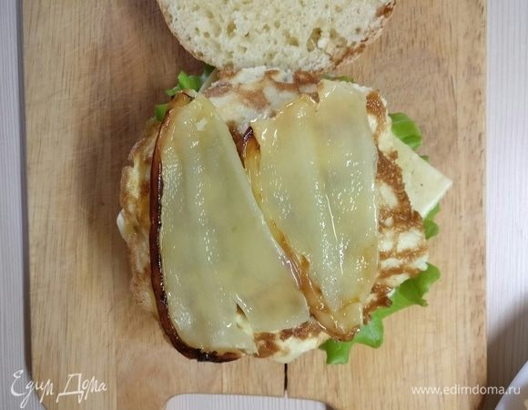 Перец разрезать пополам, запечь в духовке, снять кожуру, выложить на омлет.