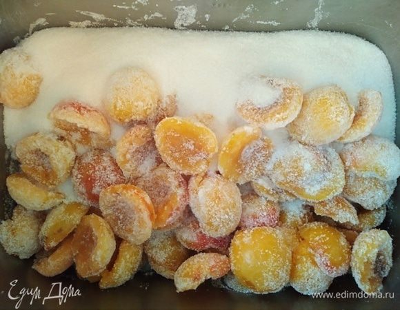 Засыпать сахаром, аккуратно встряхнуть и оставить на 3–4 часа до появления сока.