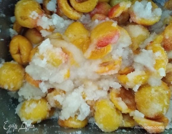 Вот видно, что сок из абрикосов появился и можно начинать варку.