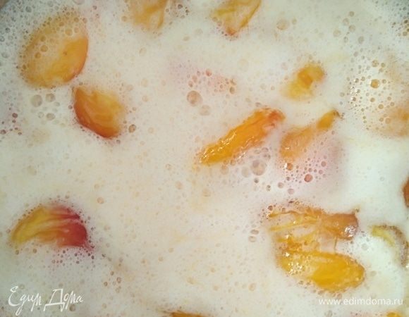 Дать варенью закипеть, аккуратно деревянной ложкой размешать. Варить 2–3 минуты до растворения сахара. Оставить остывать на 6–8 часов, накрыв чистым полотенцем.