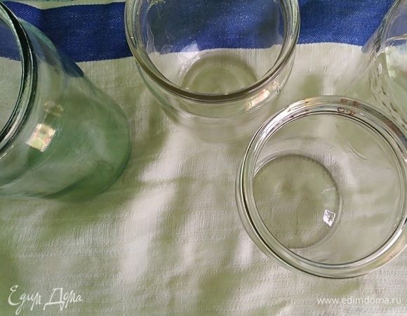 Горячее варенье разлить по стерилизованным банкам, закрыть удобным способом. Закатать или накрыть капроновыми крышками.