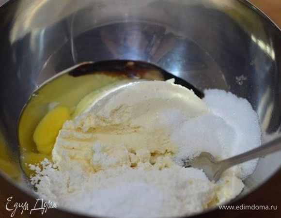 Берем миску в ней перемешиваем ингредиенты для бисквита.