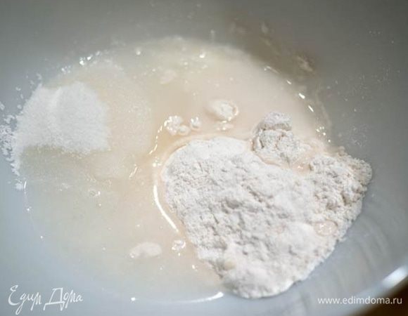 Берём вторую миску для крема в ней взбиваем миксером сливочное масло, сахар, яйцо и муку, и добавляем сметану и пломбир