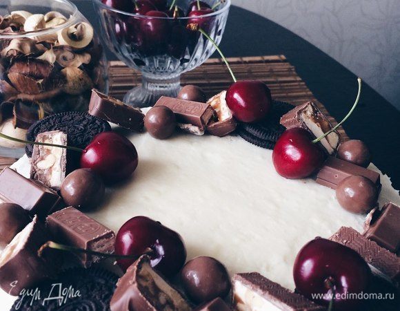 Промазываем коржи кремом. Можно между коржами посыпать грецкий орех. Украшаем по желанию и отправляем в холодильник!