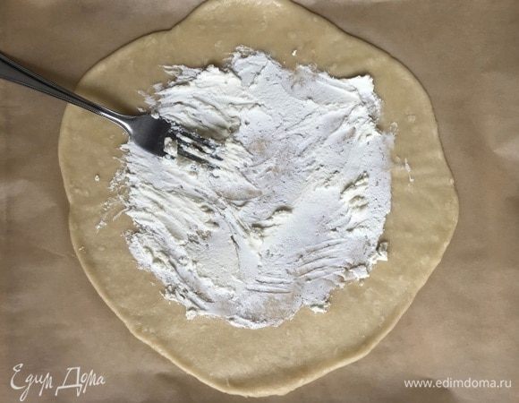 На тесто по центру нанести слой творожного сыра.