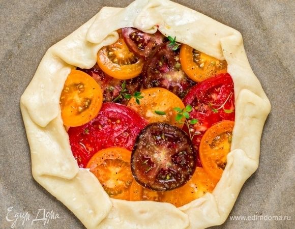 Загнуть края теста к центру и сформовать галету.