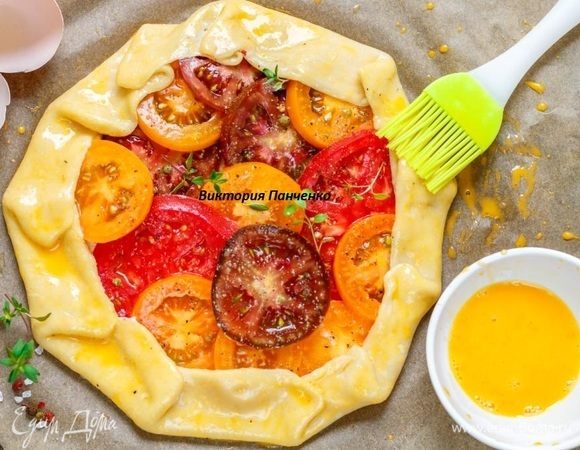 Края галеты смазать яичным желтком.