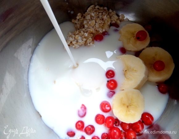 Влить кефир.