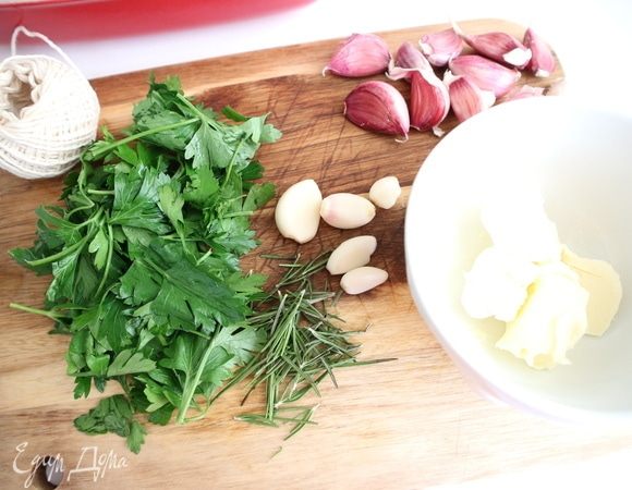Измельчить листочки петрушки и розмарин — 2 небольшие веточки, должно получиться не больше 0,5 ст. л. листочков розмарина, стебли для измельчения не использовать, чеснок почистить, мелко порезать и добавить к петрушке и розмарину. Добавить оливковое и сливочное масло, перемешать.