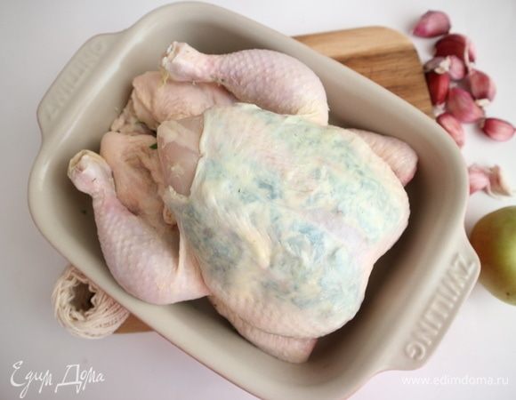 Эту смесь поместить под кожу курицы со стороны грудки и спины.