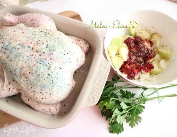 Яблоко порезать на четвертинки, удалить семенную часть, частично можно снять шкурку, порезать на небольшие кусочки. Чеснок почистить, порезать на тонкие пластины, добавить к яблоку и соус из дикой брусники. Посолить, поперчить смесью красного, черного и белого перца. Перемешать.