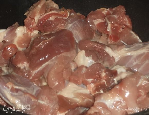 С рульки срезать мясо. Кости и шкурку оставить на бульон. Порезать не очень мелкими кусками. Выложить в посуду.