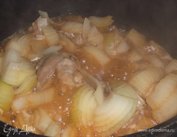 Добавить соевый соус и перец.