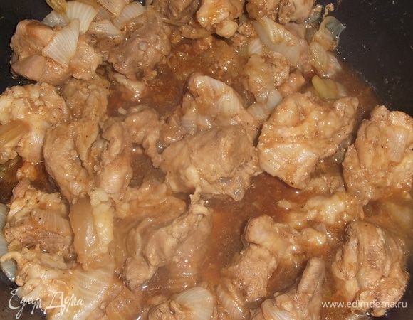 Тушить под крышкой в течении 1 часа на умеренном огне.