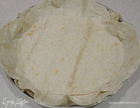Форму для запекания смазать растительным маслом (1 ст. л). Сверху уложить лаваш, формируя при этом бортики.