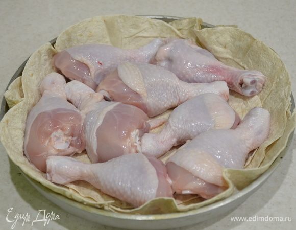 Разложить куриные голени.