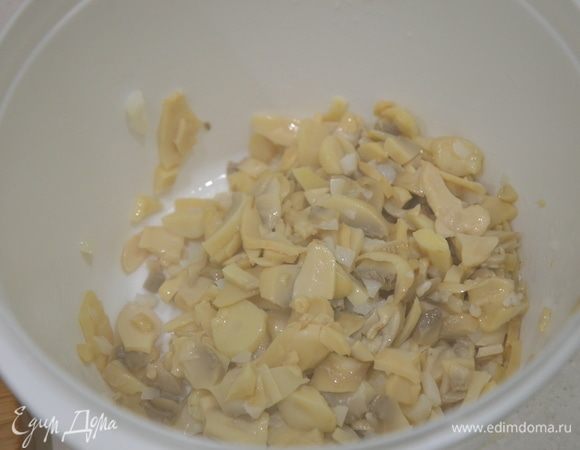 С грибов слить жидкость, и обжарить их на сковороде в оливковом масле.