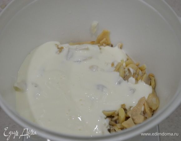 К обжаренным грибам добавить сметану.