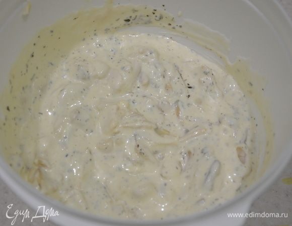 Выжать сок половинки лимона, посолить и перемешать. Я добавила еще немного итальянских трав.